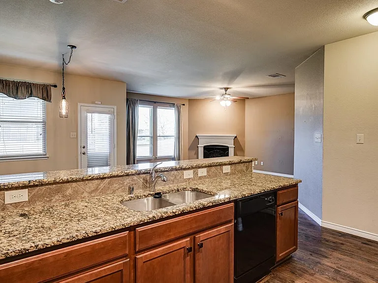 940 Lancashire Ln — Photo 11
