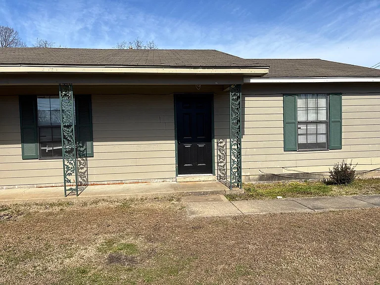 362 Lee St — Photo 1