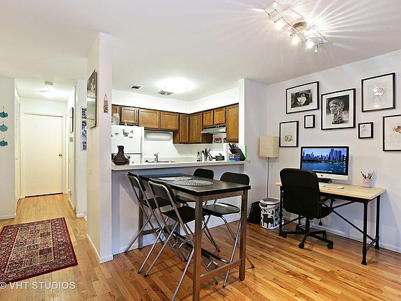 5th image of 2134 N Lincoln Ave #1A