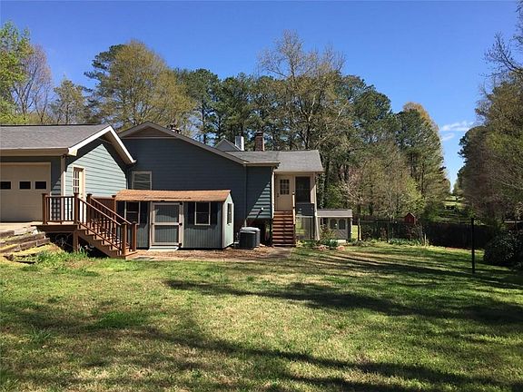 3rd image of 554 Windsor Ct