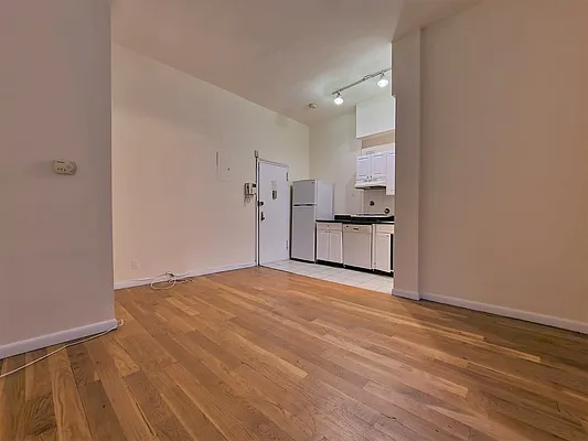 Rented by Gold & Appel Realty Corp | media 8