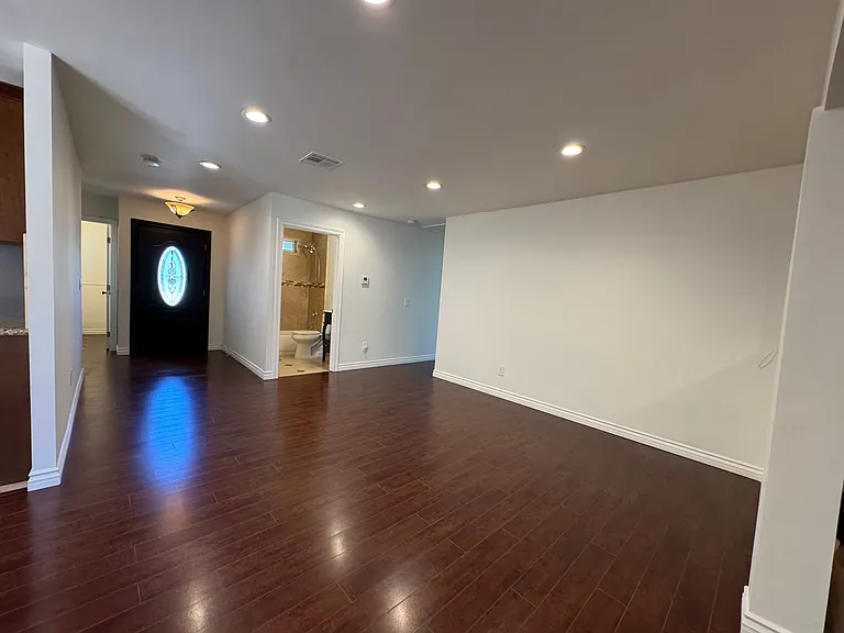 24224 Victory Blvd — Photo 5