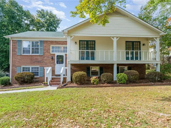 3203 Colony Dr, Jamestown, NC 27282