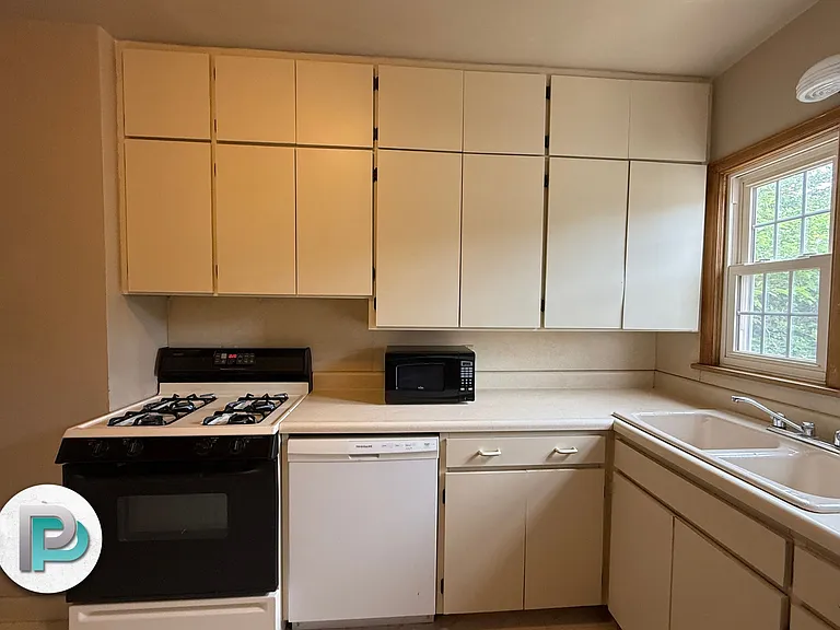 221 2nd St NE #3 — Photo 4