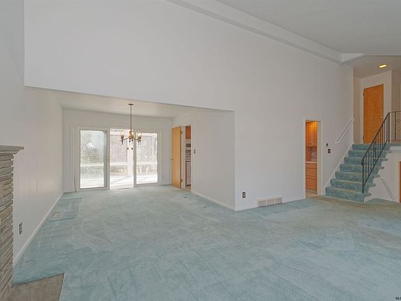 5th image of 98 Berkley Square Ext
