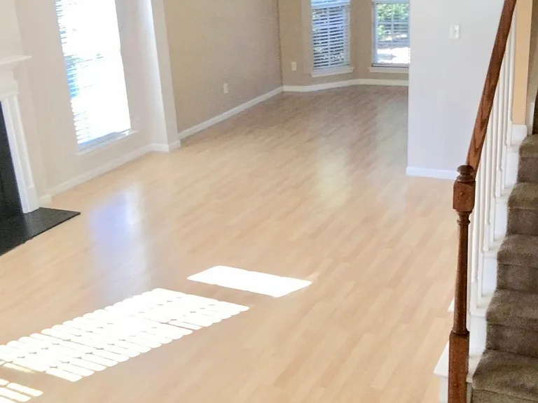 Abundant natural light and bay window in the dining room