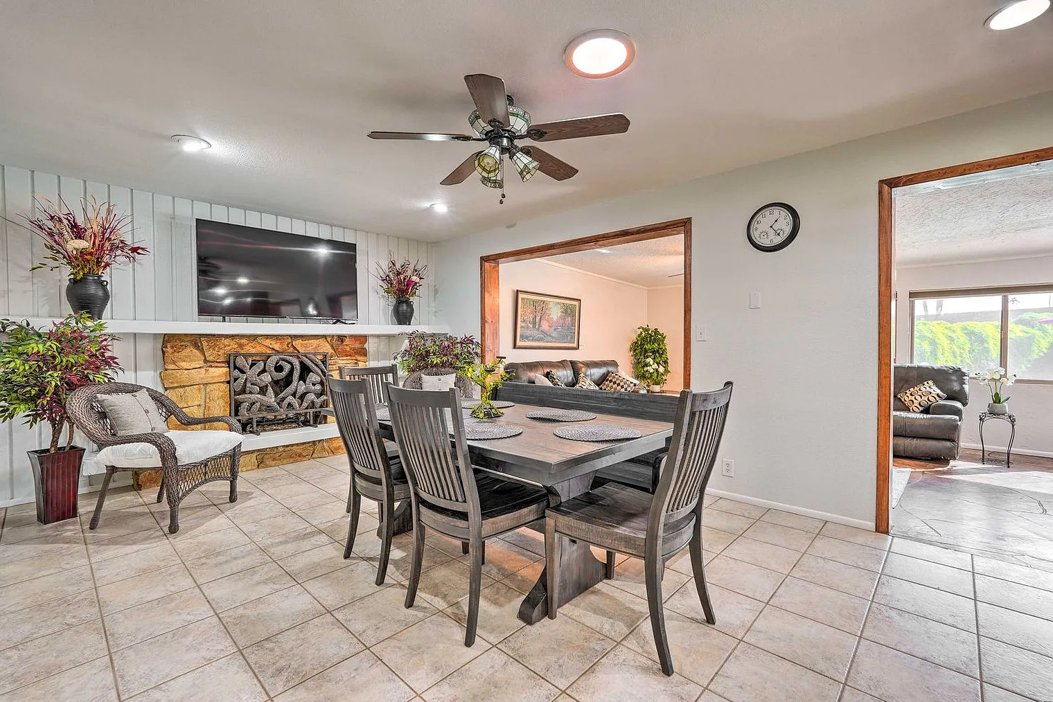 3 bed, 2.0 bath, 2389 sqft, $8,817 — Photo 4