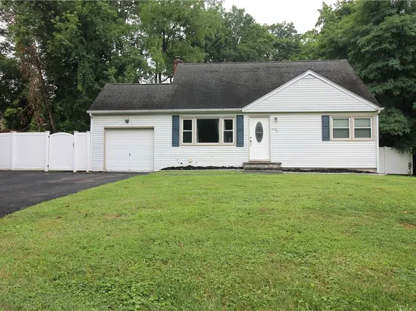 22 Sheraton Drive, Poughkeepsie, NY 12601