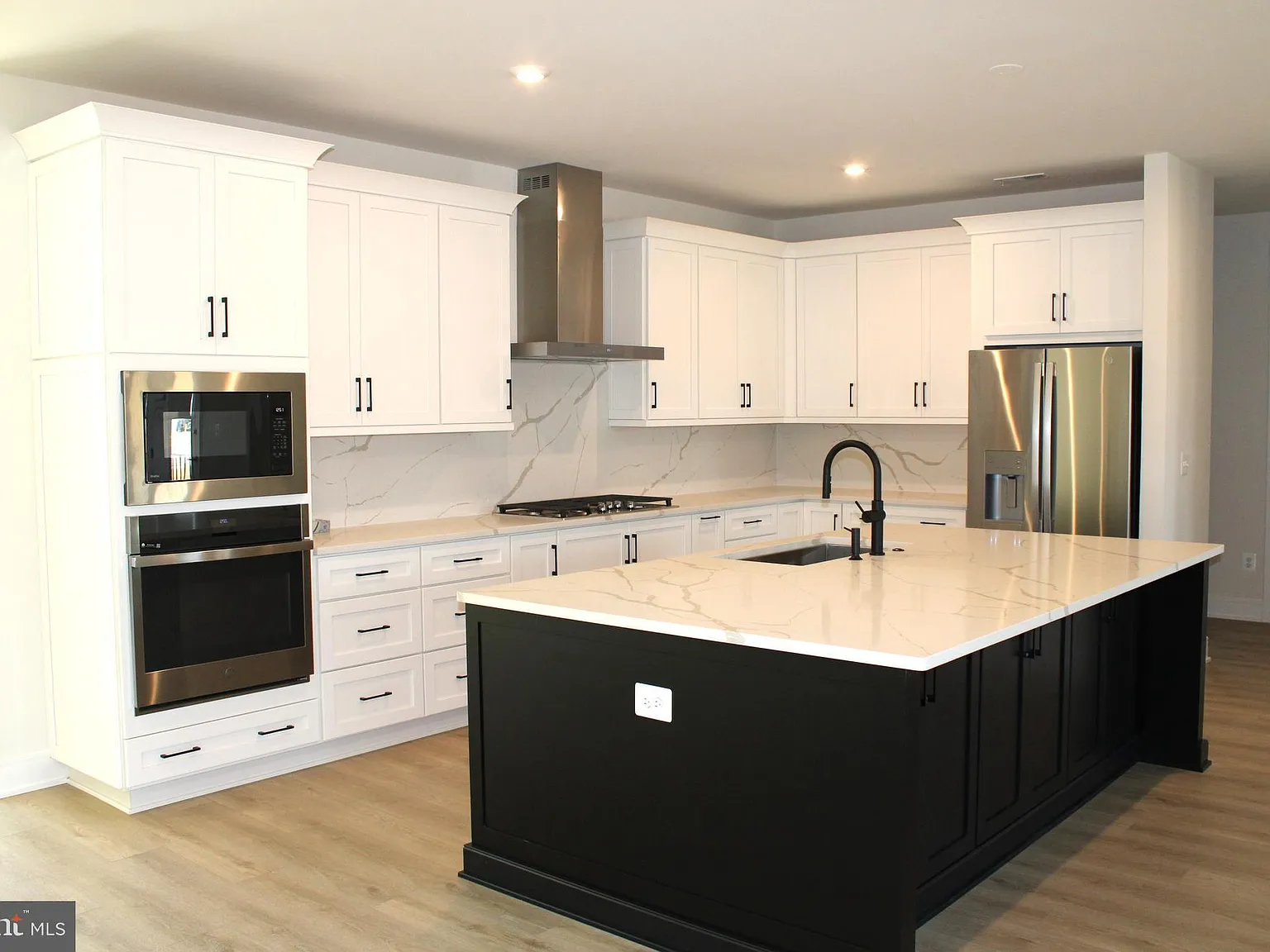 5 bed, 4.5 bath, 4130 sqft, $4,800 — Photo 3
