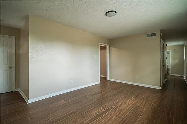 1621 Caton Ct — Photo 5