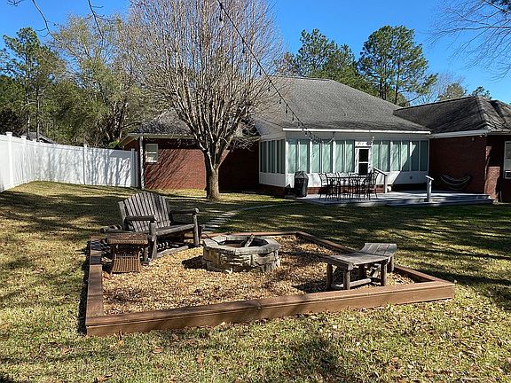 Vinyl fencing / fire pit 