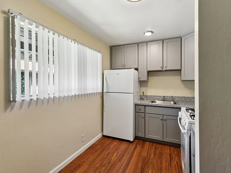 ROCKINGHAM APARTMENTS — Photo 28