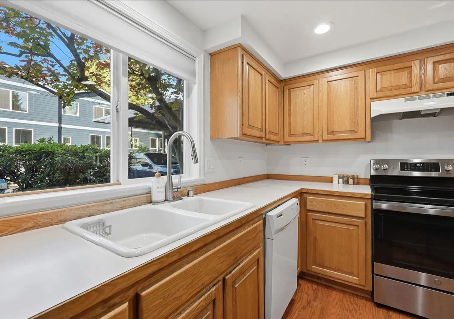 2Bd/2.5Ba Lynnwood Townhome — Photo 2