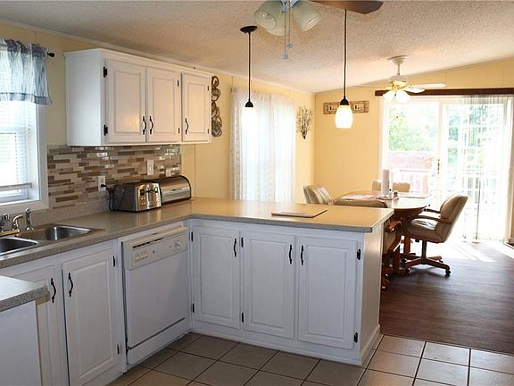 5th image of 547 Rockview Dr