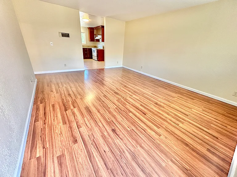 1160 N Broadway #14 — Photo 3