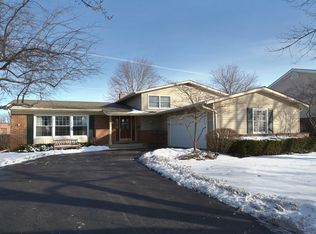 310 W Tanglewood Dr, Arlington Heights, IL 60004