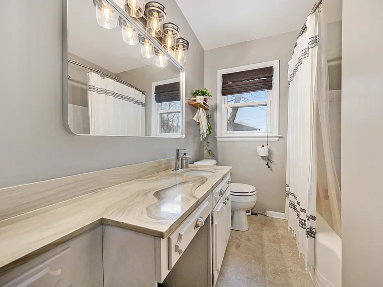 2427 Sinclair Ave NE — Photo 1