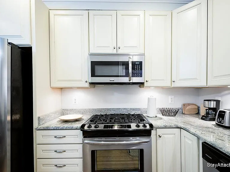 221 E St NE — Photo 8