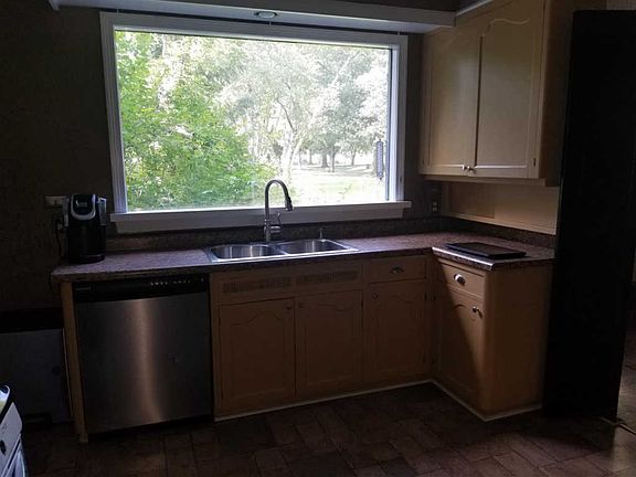 3rd image of 3502 Louise St