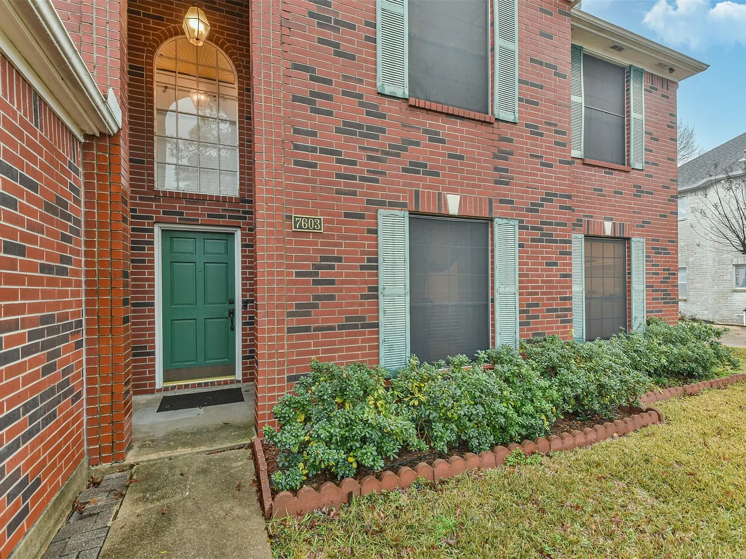 4 bed, 2.5 bath, 2432 sqft, $2,400 — Photo 2