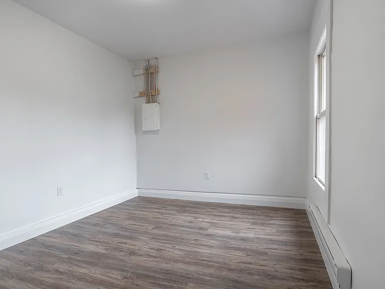 524 King St E #3 — Photo 6