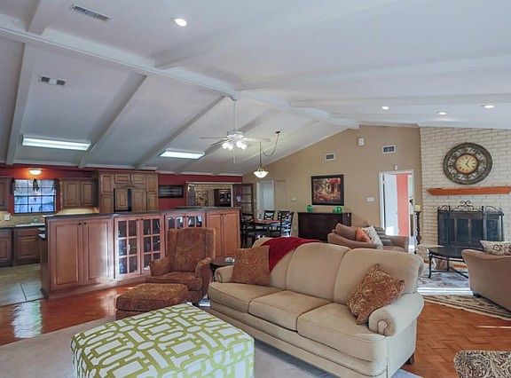 3rd image of 372 Oak Hills Dr
