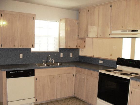 5th image of 2247 Versailles Dr