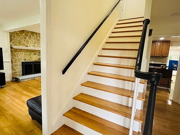 3rd image of 86 Wood End Ln
