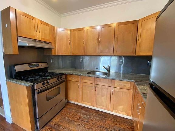 4th image of 18 Underhill Ave #3