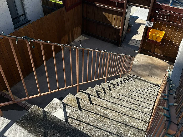 Aprox. between 16 to 17 stairs... MUST BE ABLE & FIT TO CLIMB STAIRS