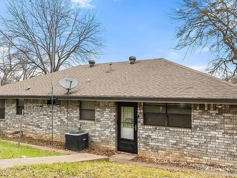 2708 Cedarhill St — Photo 18