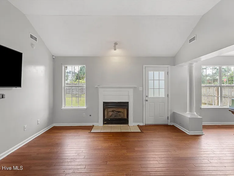 546 Jackson St — Photo 9