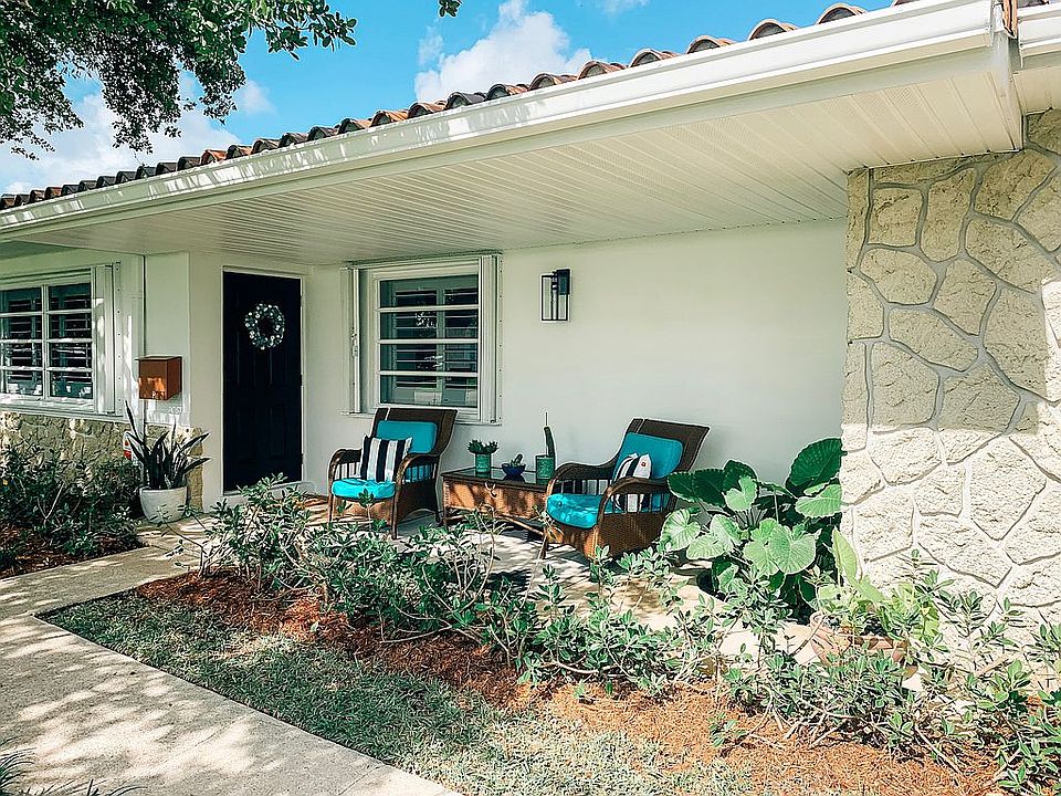 Home Entry with mature oak