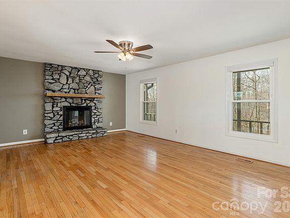 5th image of 230 Foxwood Dr