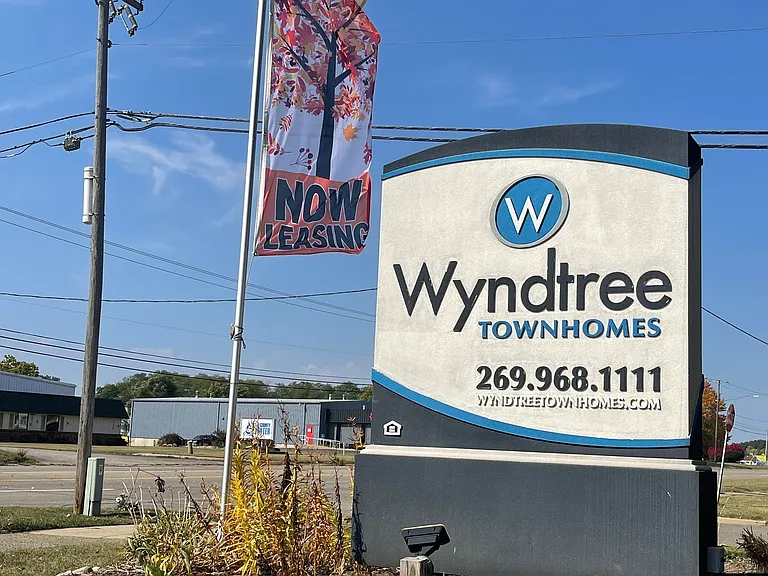 10 Wyndtree Dr — Photo 2
