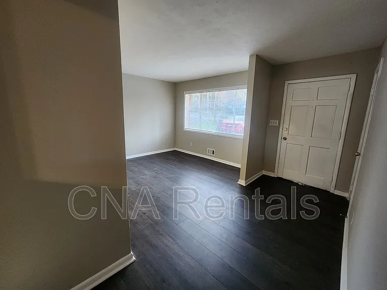 3146 Vandiver Dr — Photo 3