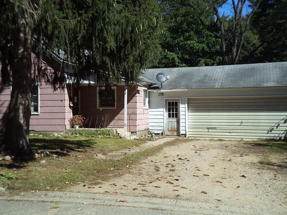 2nd image of 118 Adams St