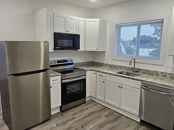 3rd image of 145 Canterbury St #3