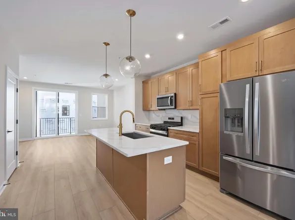 14377 Glen Manor Dr, Chantilly, VA 20151