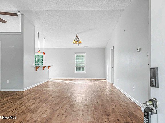 3rd image of 118 Magnolia Ln