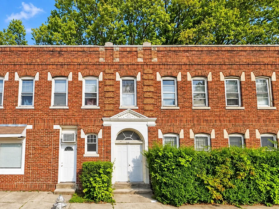 473 Halsted St #1L