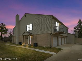 3116 Hidden Ridge Dr, Waterford, MI 48328