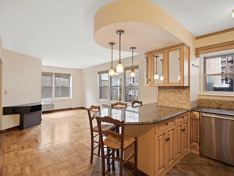 155 E 38th St #5L — Photo 1