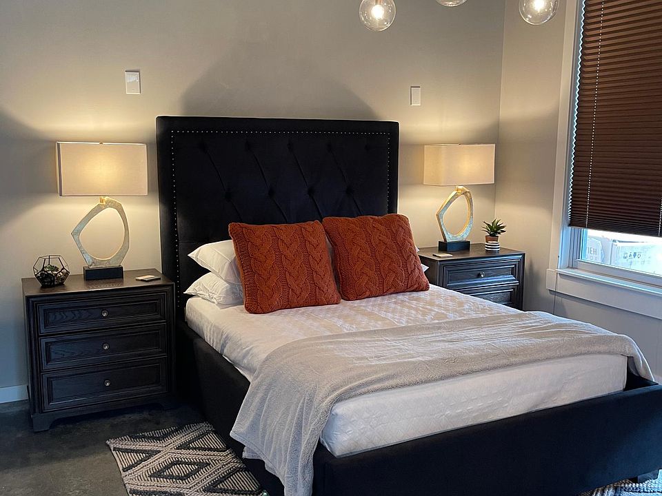 second bedroom w queen bed