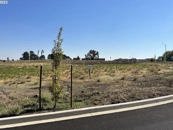 1592 NW Pinehurst Dr #105, McMinnville, OR 97128