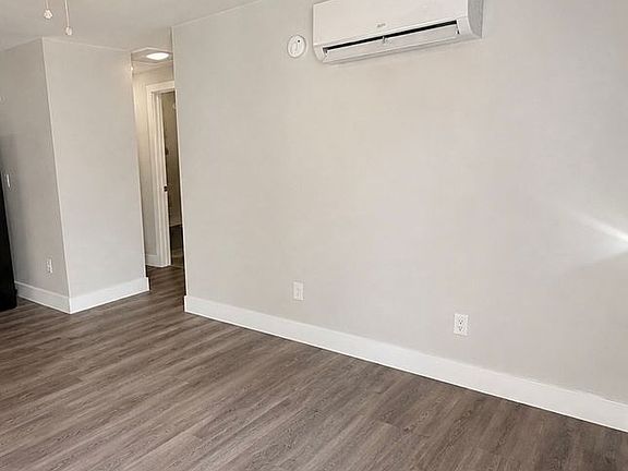 3rd image of 701 Poppy Ave