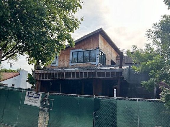 2nd image of 1130 N Poinsettia Pl
