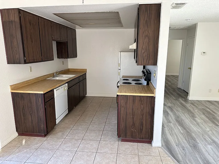 518 E Granger Ave — Photo 4