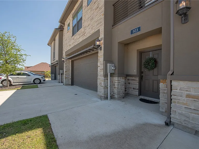 503 Hayes Ln — Photo 2