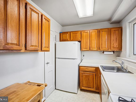 4th image of 10404 Montrose Ave APT 202
